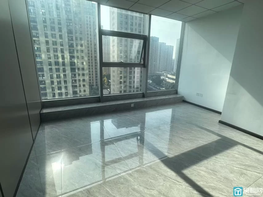 东部·银泰大厦朝南办公室150m²出租单价：1.5元/m²/天