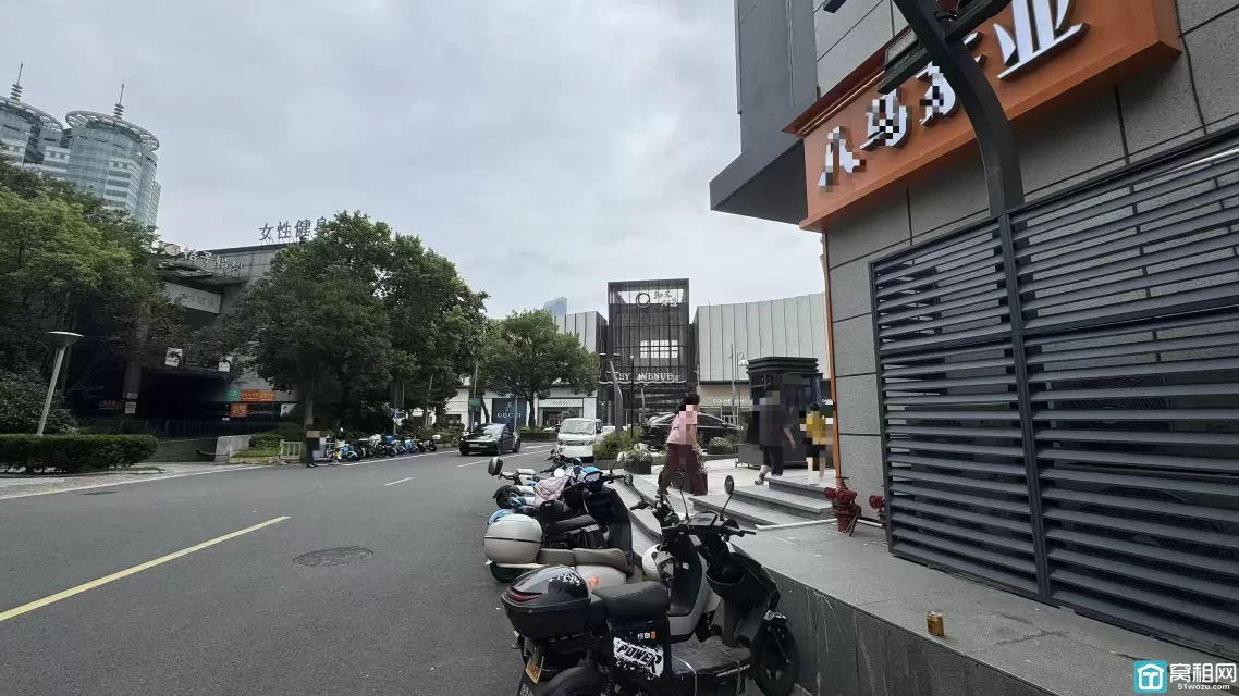 宁波大酒店楼下23㎡店铺出租租金7.5元/㎡/天适合彩票店