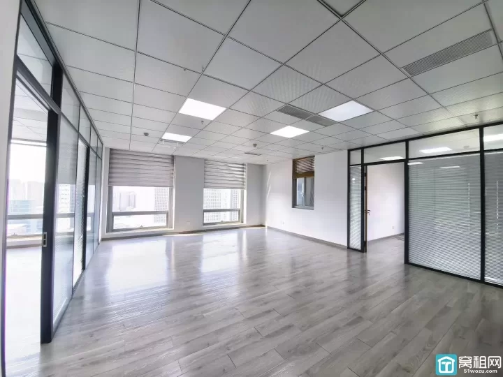 宁波高新区智慧园236平，西南朝向，四个隔间办公室出租