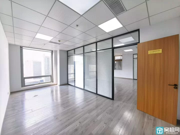 宁波高新区智慧园236平，西南朝向，四个隔间办公室出租