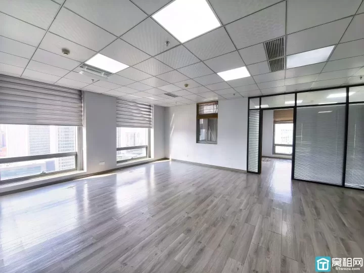 宁波高新区智慧园236平，西南朝向，四个隔间办公室出租