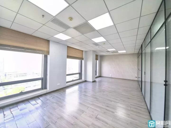 宁波高新区智慧园236平，西南朝向，四个隔间办公室出租
