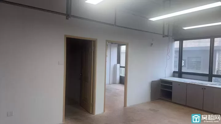 宁波江北区洪塘1楼店面原顺丰快递 已隔上下两层，层高6米多店铺出租