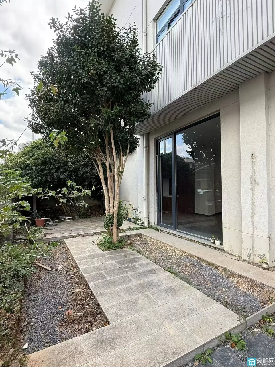 宁波云裳谷双门头 带庭院  436平展厅+办公出租单价1.2元