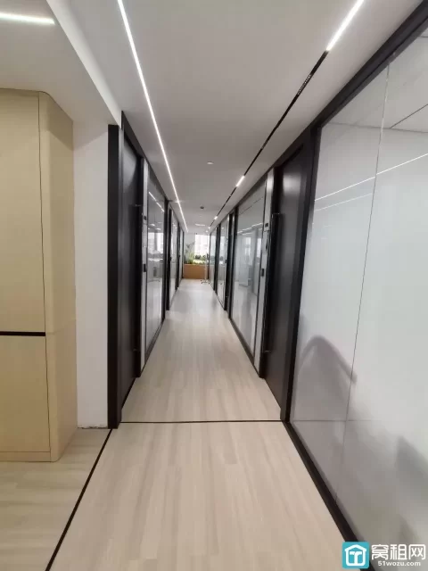 宁波月湖金汇大厦服务式办公室62平，包水电物业网络空调带家具出租