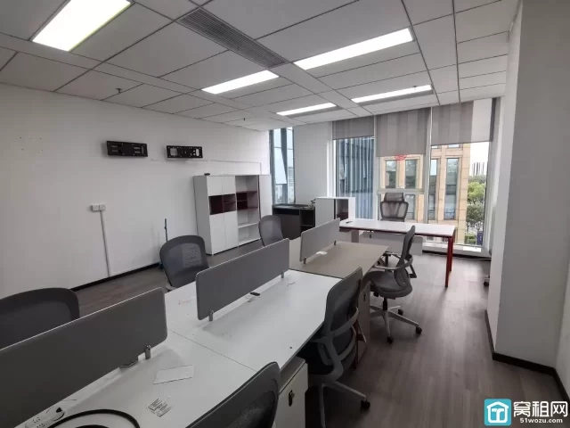宁波月湖金汇大厦服务式办公室62平，包水电物业网络空调带家具出租