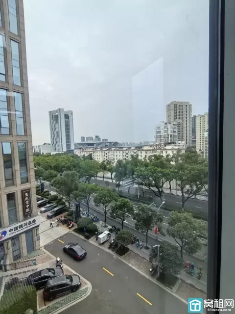 宁波月湖金汇大厦服务式办公室62平，包水电物业网络空调带家具出租