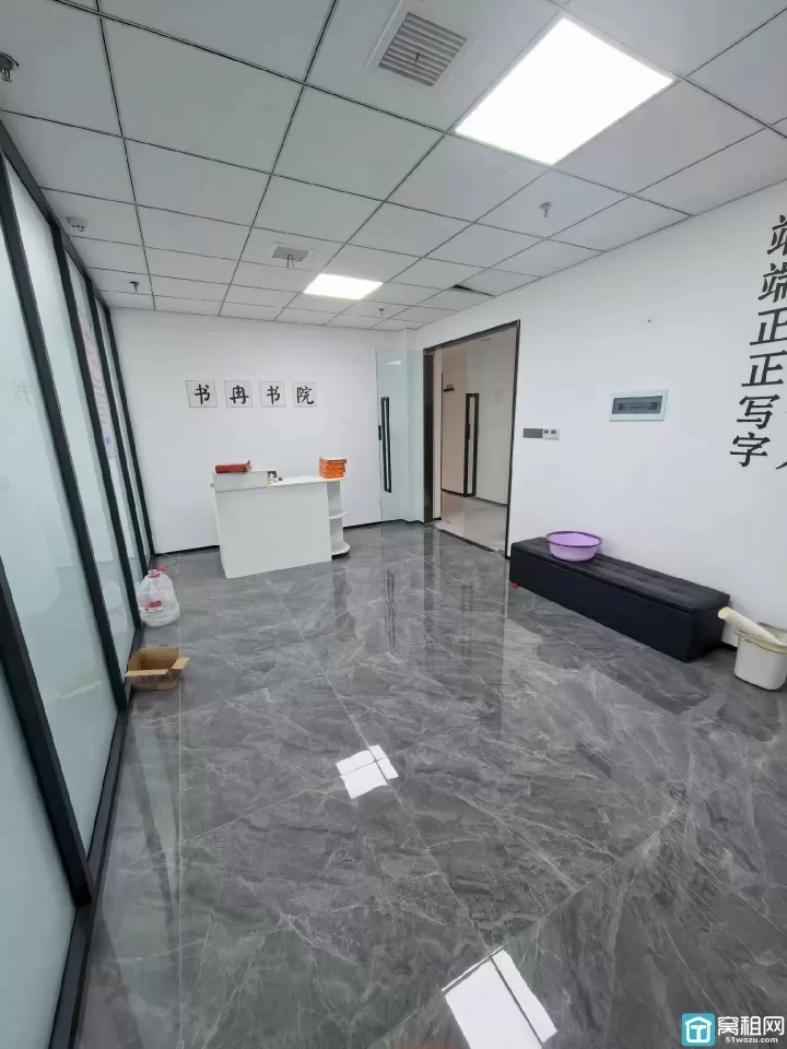 宁波江北天合99创意园133平，带三个隔间。来谈就租