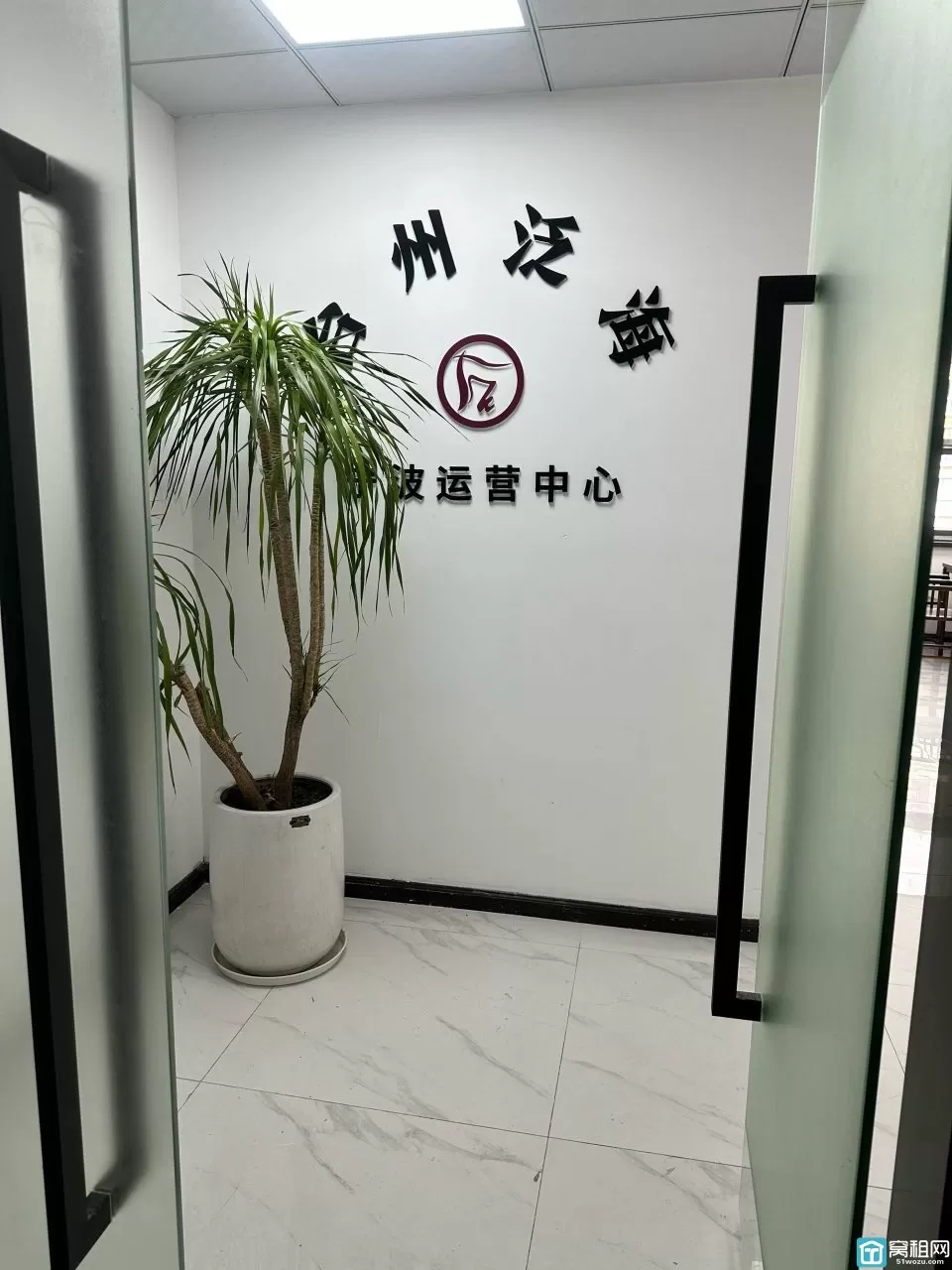 宁波兴业大厦电梯口，135平精装办公室出租2个隔间带全套家具