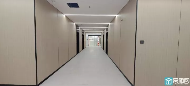 宁波南商地铁口侨商大厦 65 平朝东 1 隔间 2800 每月，独立 24 小时空调