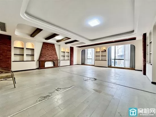 宁波飞机场附近富田小镇497㎡整层｜复古美式精装，带多个隔间，功能分区明确。罕见阳台配置，通风采光俱佳，全屋空调覆盖
