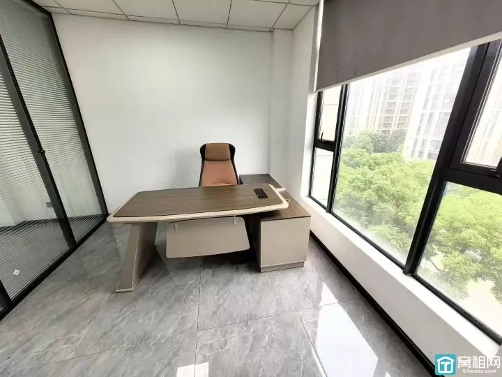 宁波海曙区集士港奥特莱斯旁，恒宇中心62平方，带隔间，朝东落地窗办公室出租