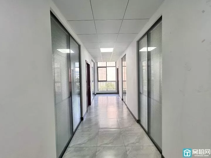 宁波富港电商城50平，精装可注册，独立空调办公室出租