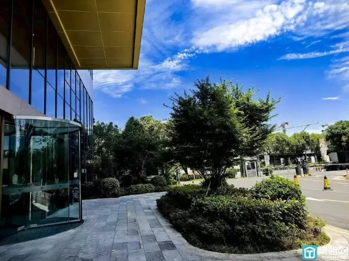 宁波慈水心境凯投大厦｜246㎡办公室西北朝向｜全景大落地窗出租