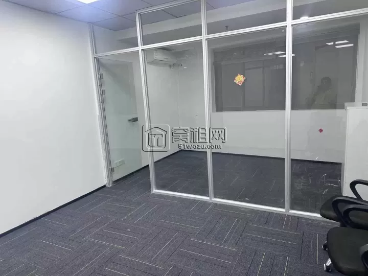 宁波天一广场中山大厦42平朝东一个隔间，可以配家具